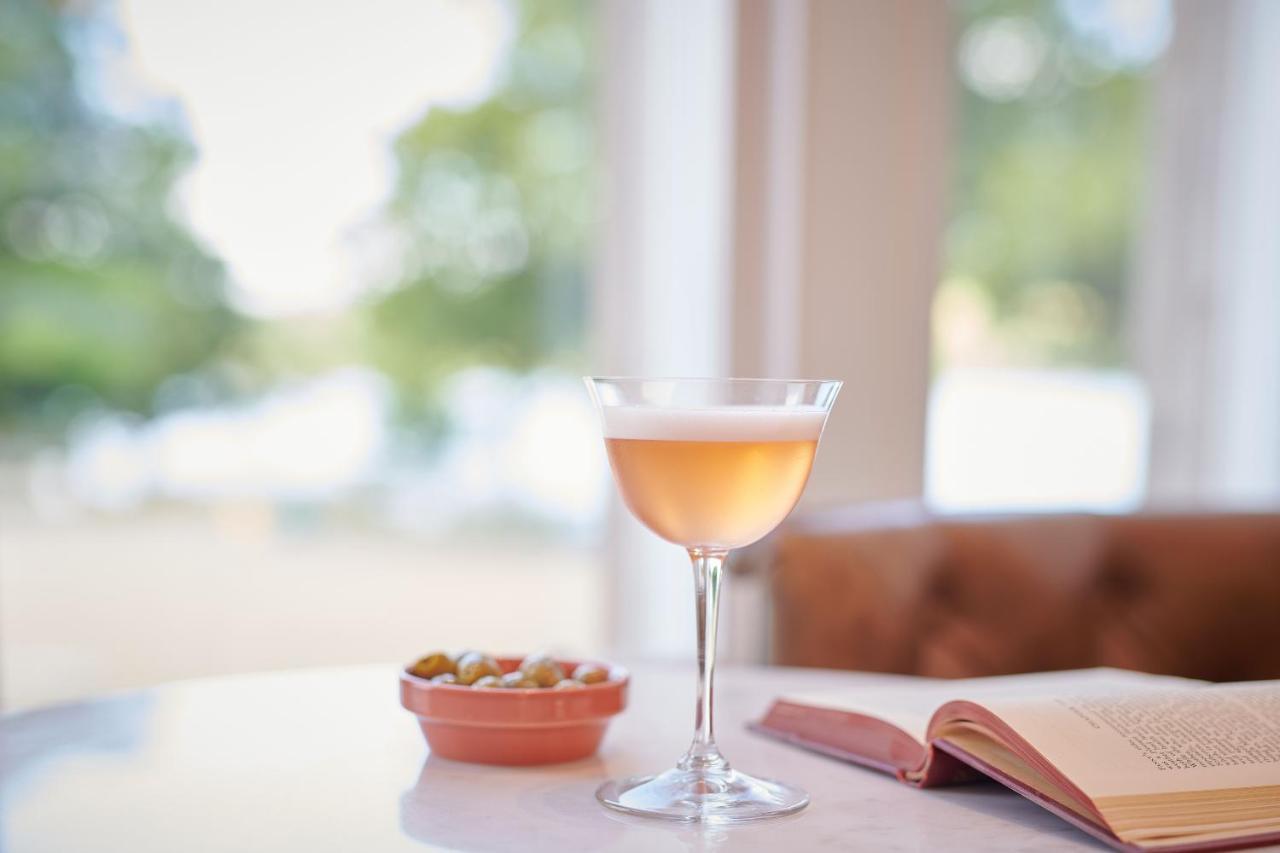 Cameron House On Loch Lomond Alexandria Esterno foto A glass of champagne