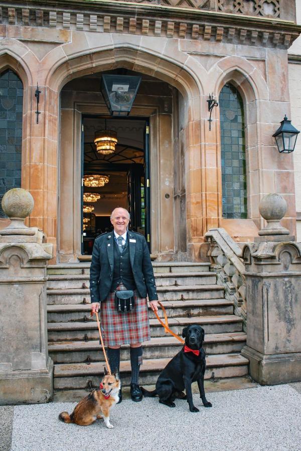 Cameron House On Loch Lomond Alexandria Esterno foto A Scottish doorman in traditional kilt