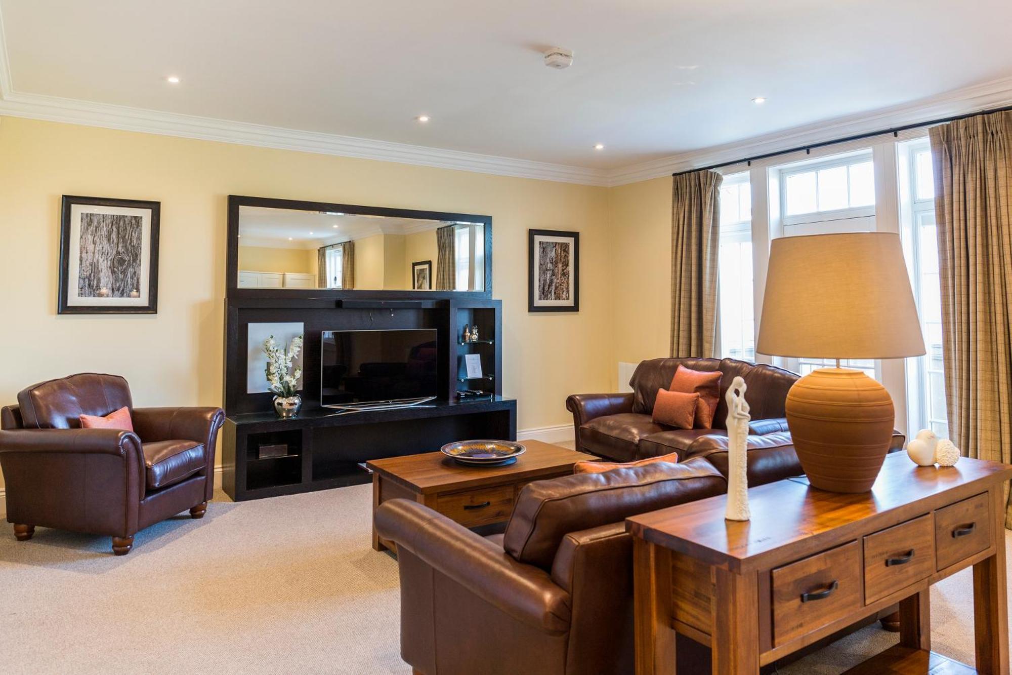 Cameron House On Loch Lomond Alexandria Esterno foto A living room in a typical apartment at the hotel